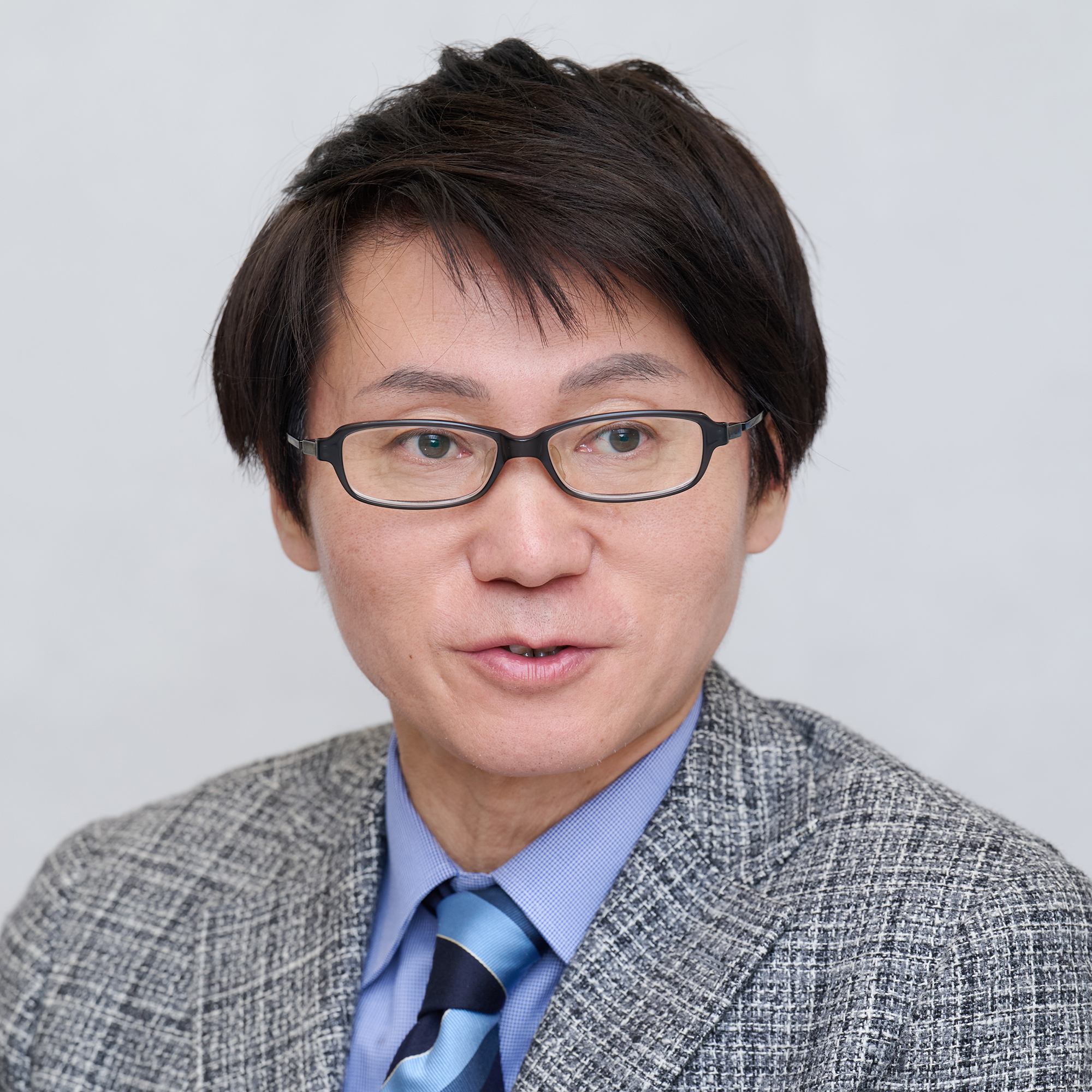 谷 鉃也 氏